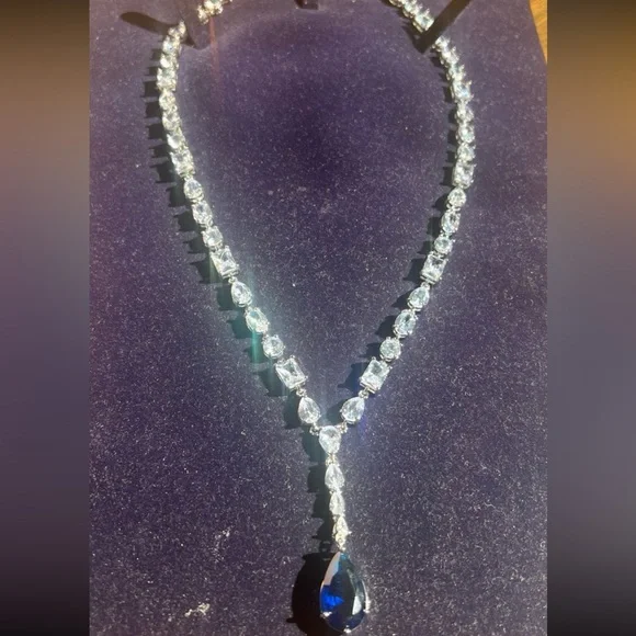 Oval cut sapphire and clear cut drop necklace with genuine swarovski elements - Picture 12 of 13